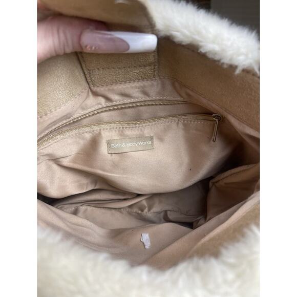 Bath and body works quilted fuax fur hand bag​​ - Picture 5 of 7